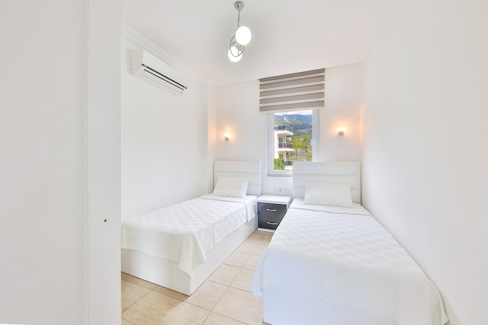  2 single beds, air conditioner, wardrobe and en-suite bathroom